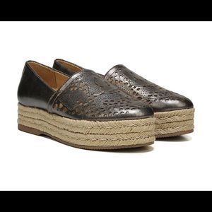 New in Box Thea Naturalizer in gunmetal size 5